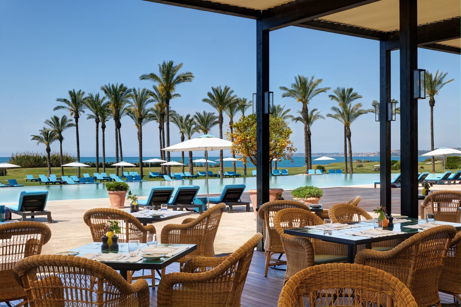 Du frühstückst am Pool, die Palmen rauschen im Wind
