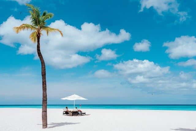 Entfliehe ins Paradies im Bucuti & Tara Beach Resort auf Aruba – einem exklusiven Adults-Only-Resort, das von