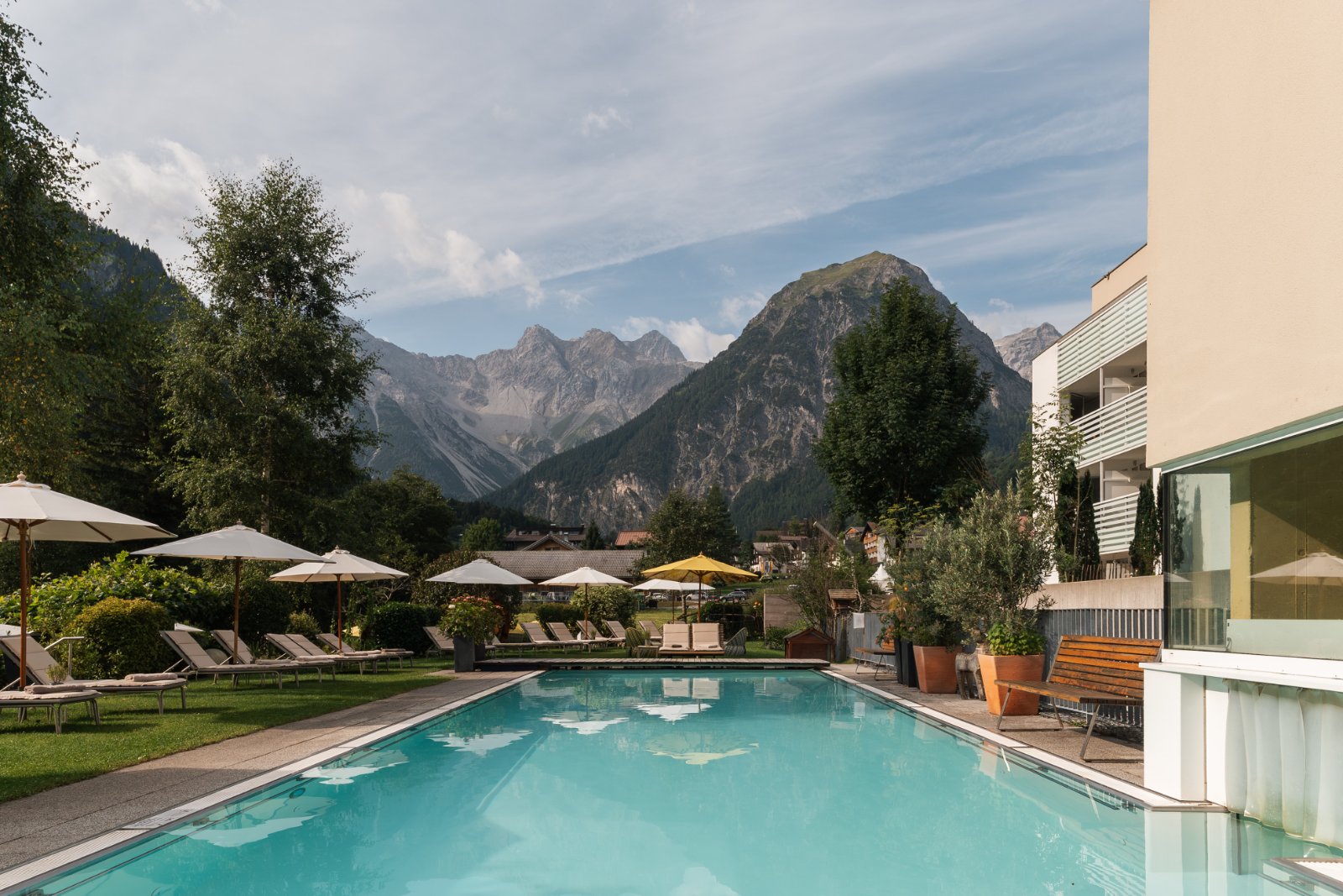 Pool und Bergblick nebeneinander: das Valavier Aktivresort setzt auf Wellness nach der Runde.