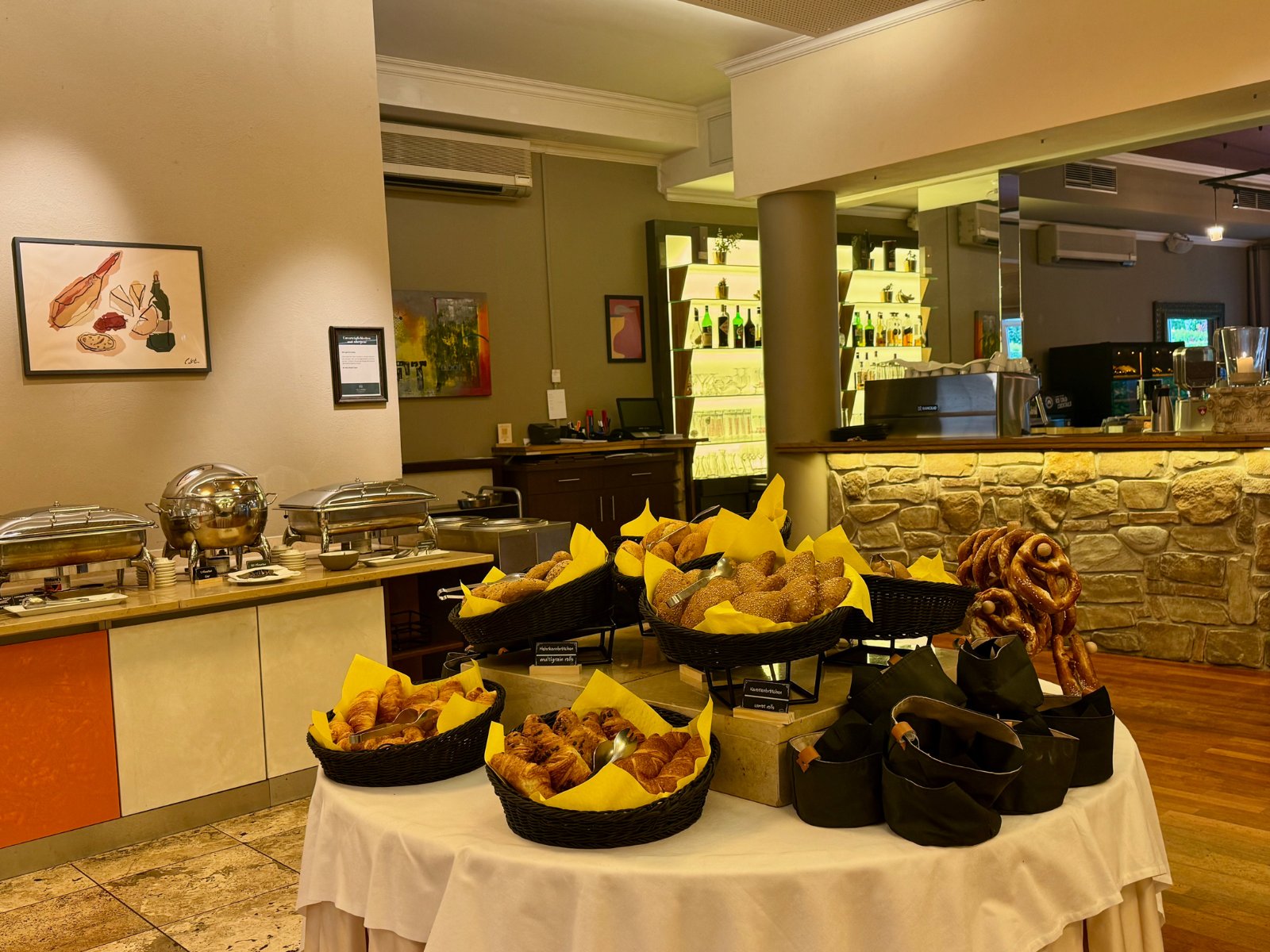 Frühstücksbuffet ohne Eile – die erste Runde wartet ohnehin erst später.