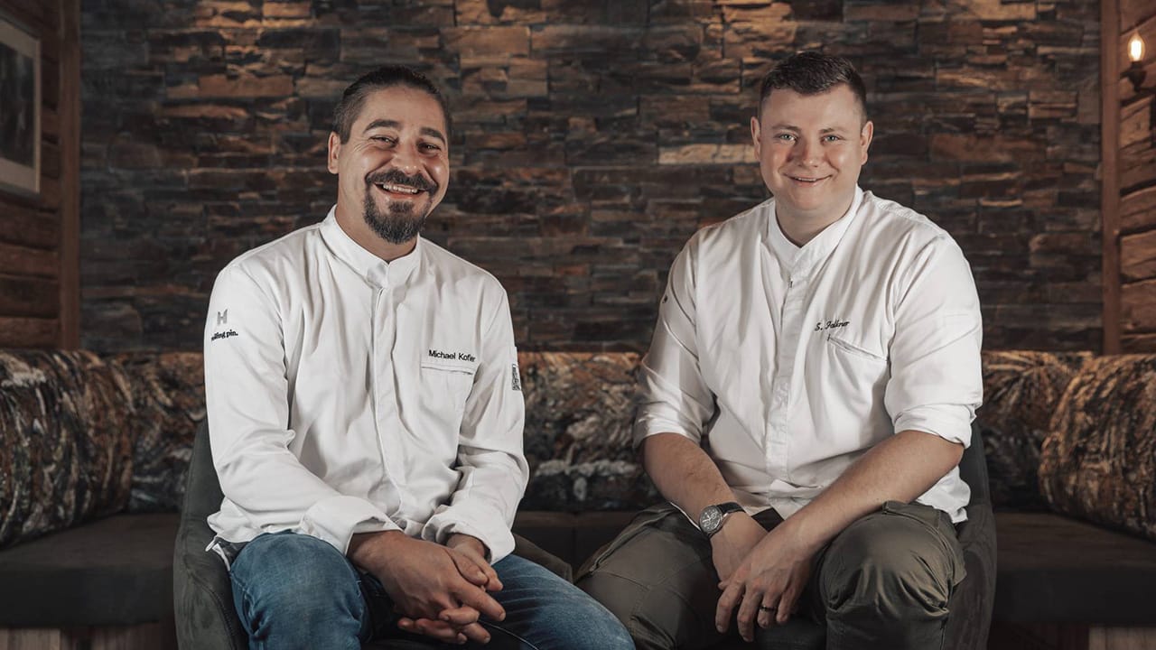 Hier, wo die Alpen zum Greifen nah sind, zaubern Chef de Cuisine Michael Kofler und Küchenchef Sandro Falkner