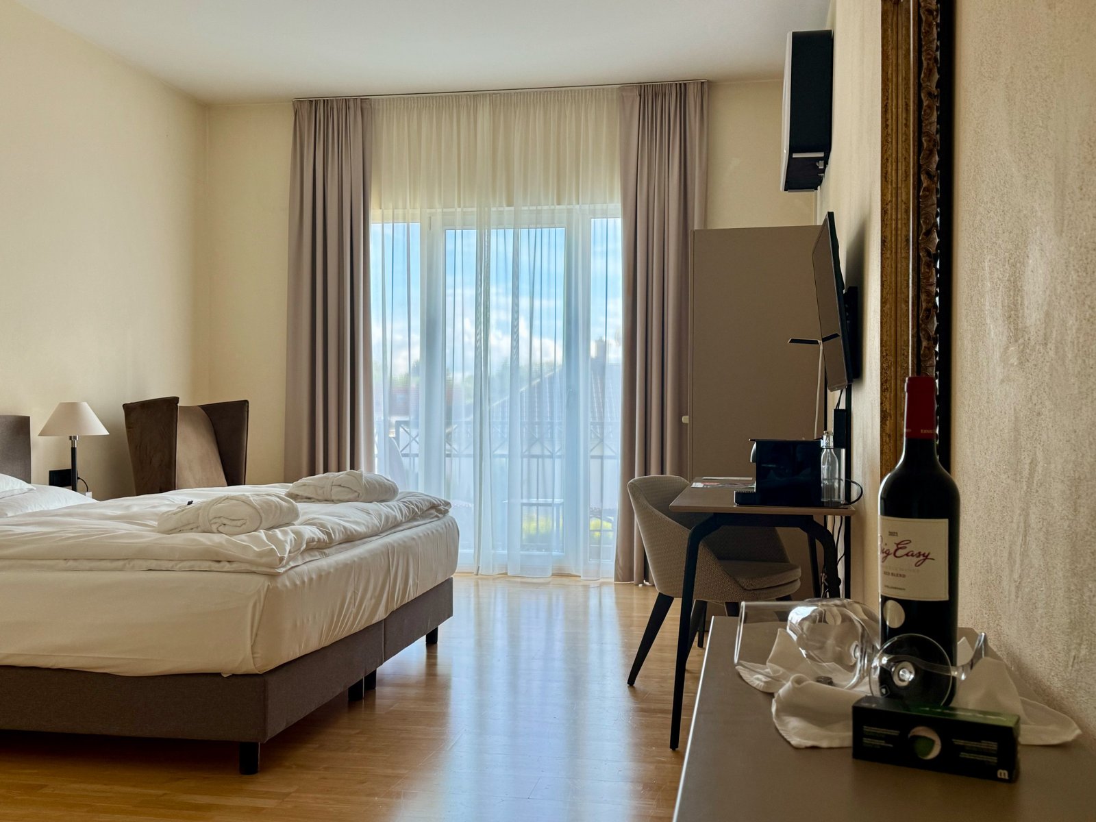 Zwei Nächte, ein Balkon, die Vorhänge noch zu. Genug Zeit für zwei Runden dazwischen.