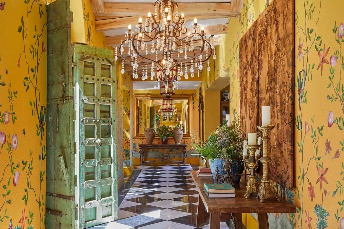 La Residence in Franschhoek ist pure Opulenz: Marmor, Goldakzente, Kristalllüster – ein Setting, das auch Sir
