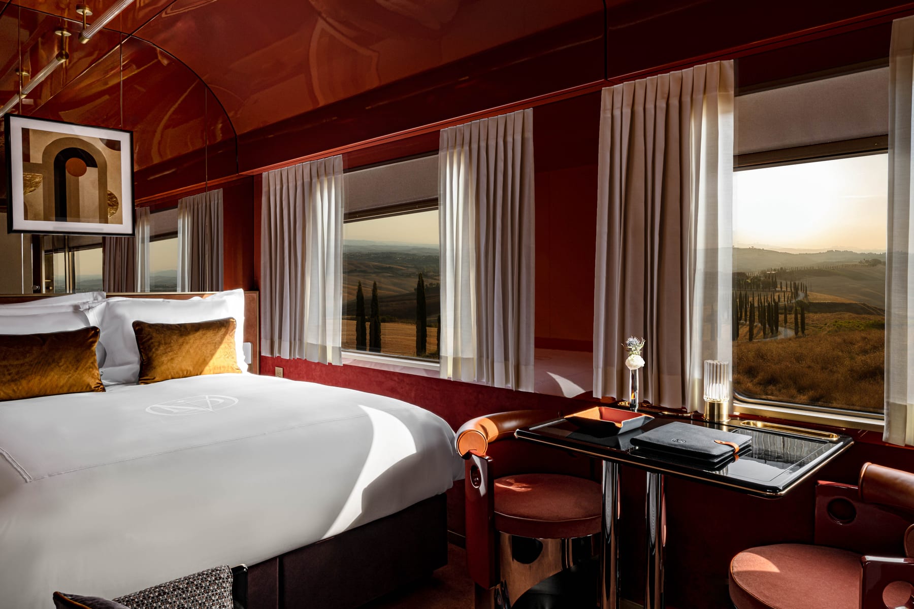 Suite im La Dolce Vita Orient Express, Bordeaux und Gold – draussen zieht die Toskana im Abendlicht vorbei