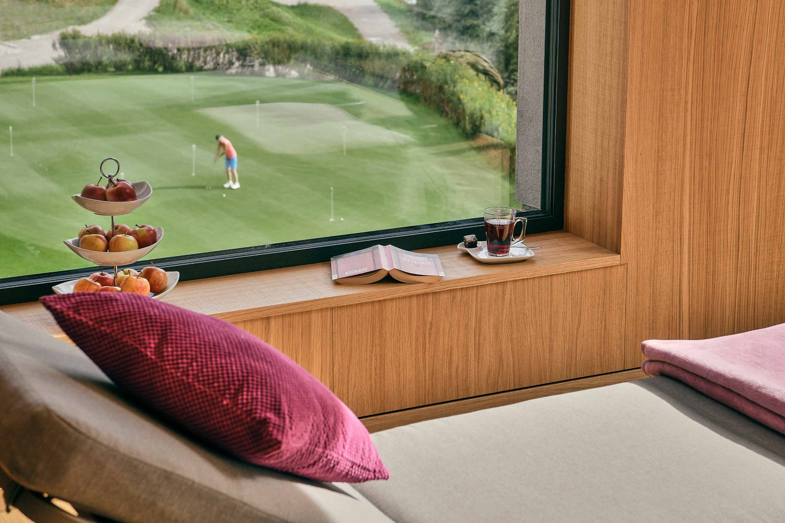Der Anschlag liegt direkt vor der Tür: Hotel Sarotla am ersten Abschlag des Golf Club Brand.