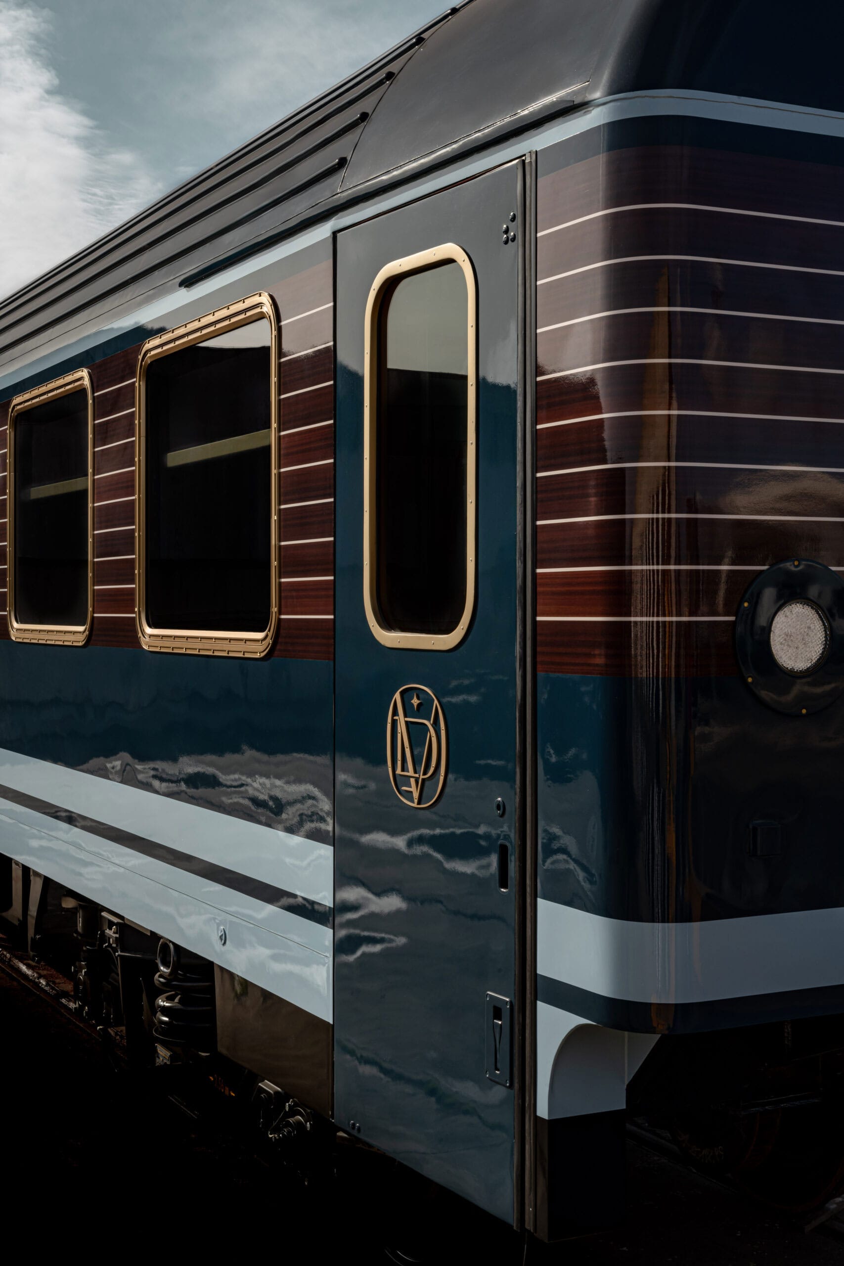 La Dolce Vita Orient Express bei der Durchfahrt durch die italienische Landschaft