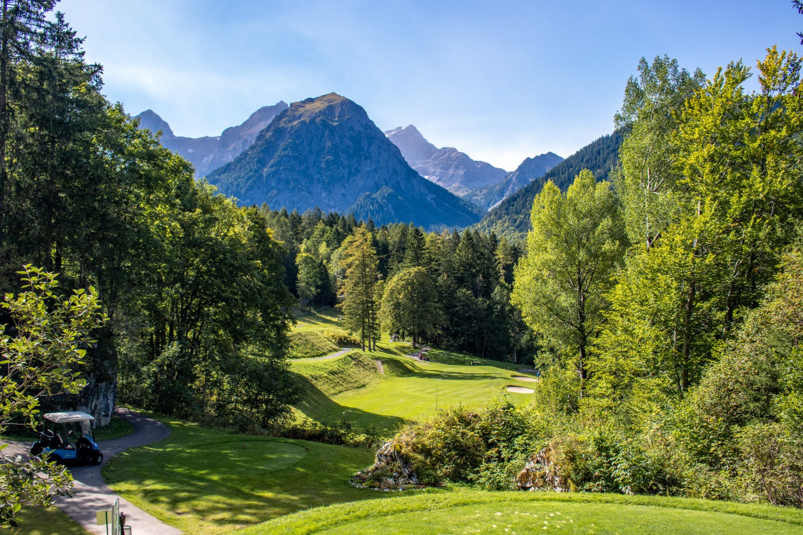 Zwischen den Bäumen schiebt sich ein Gipfel ins Bild – tiefer unten liegt schon das Grün. Sechs Plätze wie dieser warten zwischen Rheintal und Arlberg.